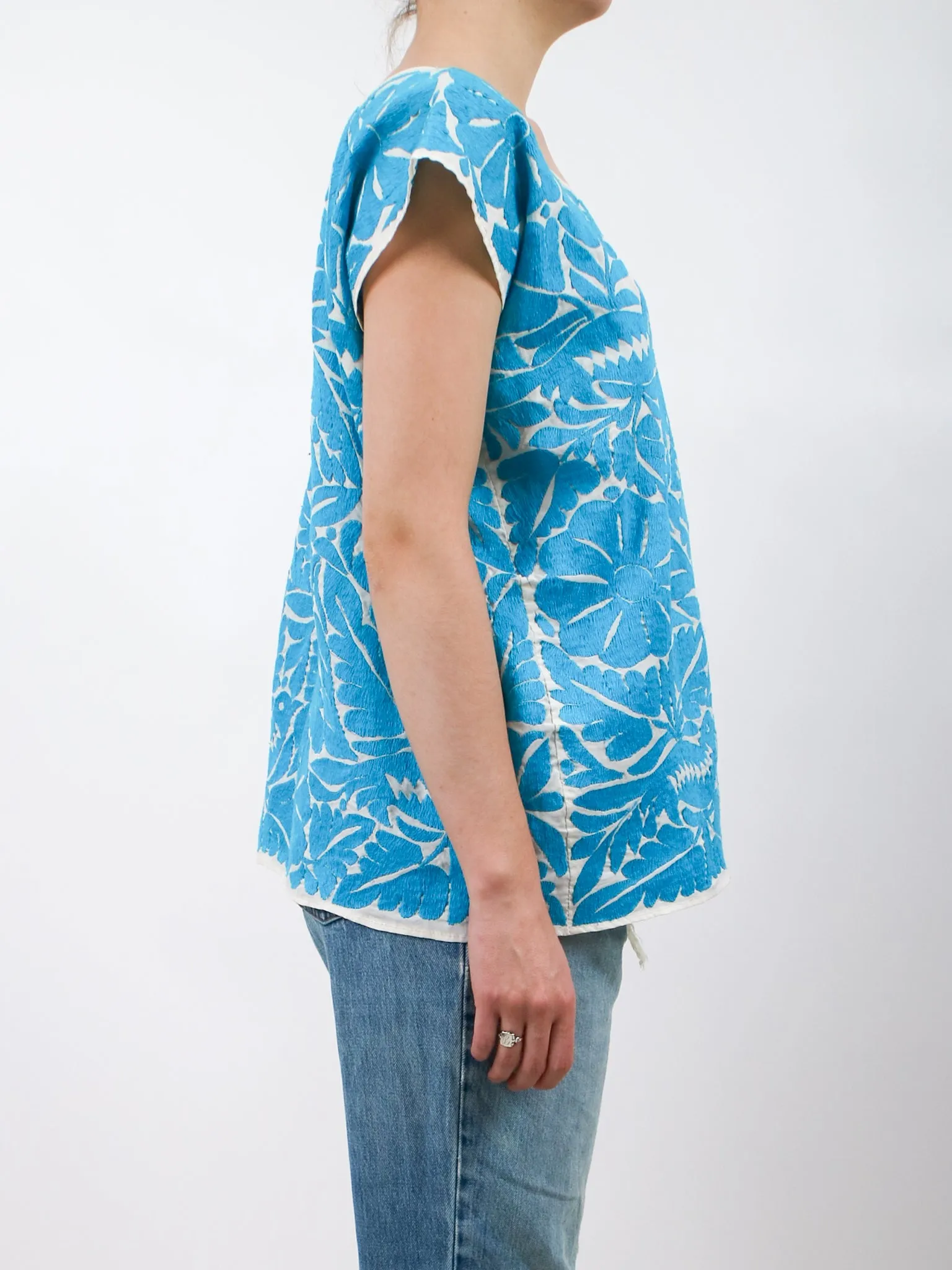 1970s Blue and White Embroidered Mexican Tuxtepec Souvenir Top
