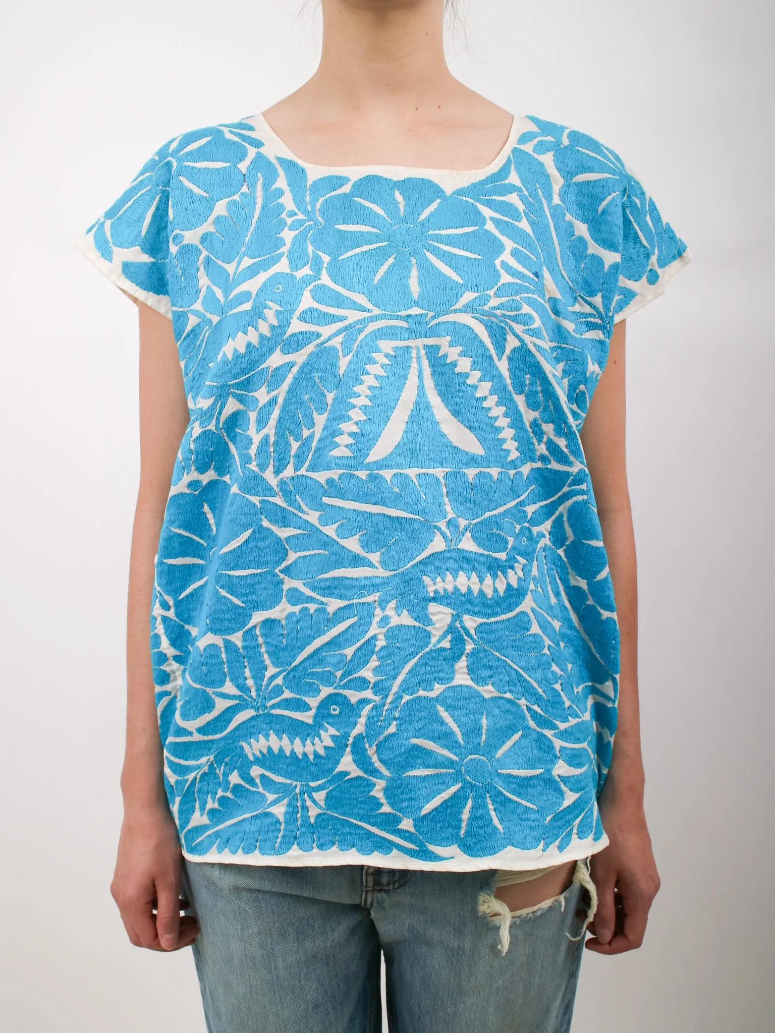 1970s Blue and White Embroidered Mexican Tuxtepec Souvenir Top