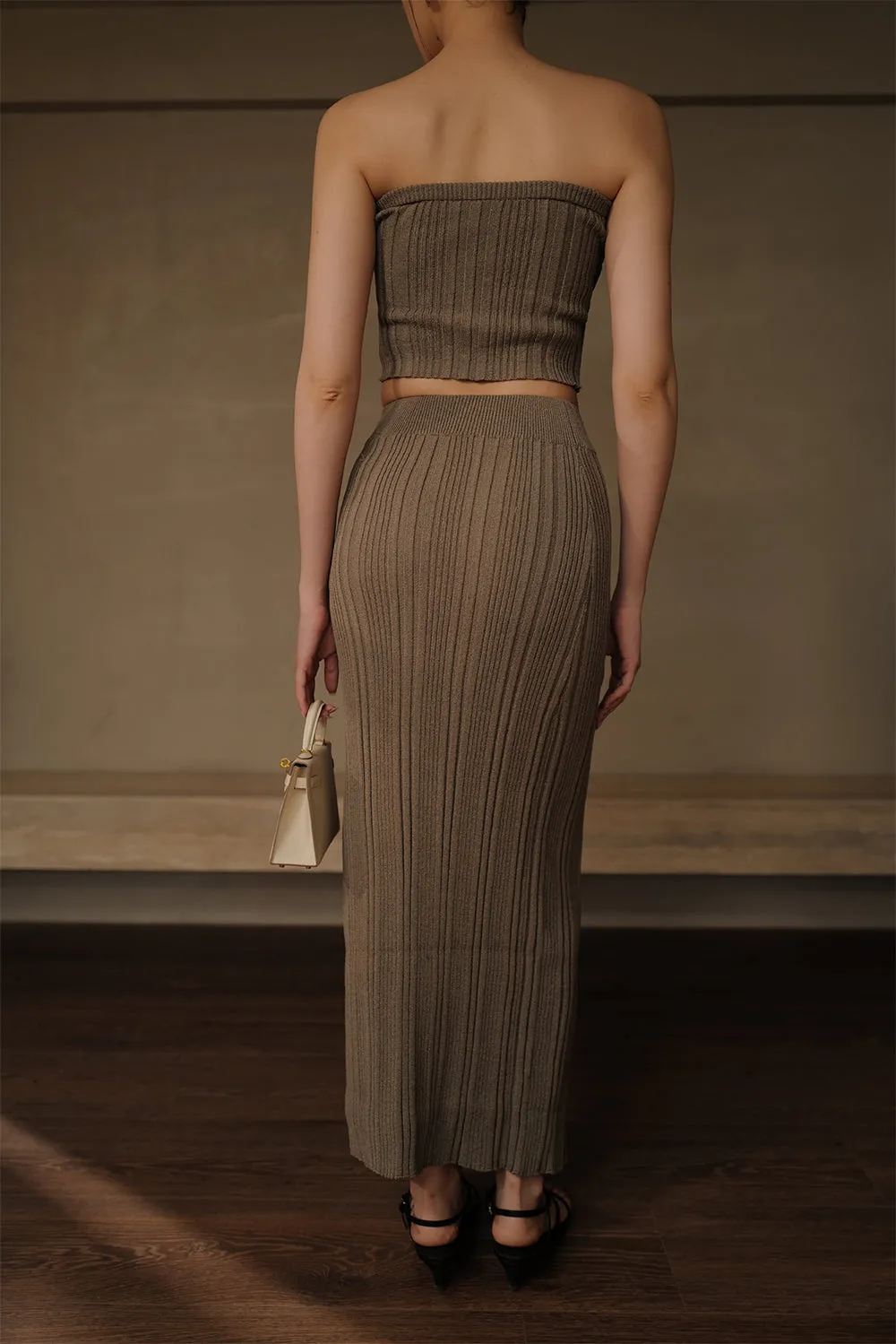 坑條針織側開岔裙<br>Wide Ribbed Knit Midi Skirt With Slit