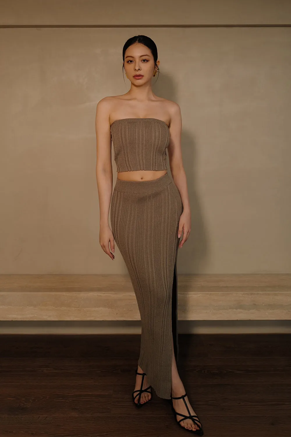坑條針織側開岔裙<br>Wide Ribbed Knit Midi Skirt With Slit