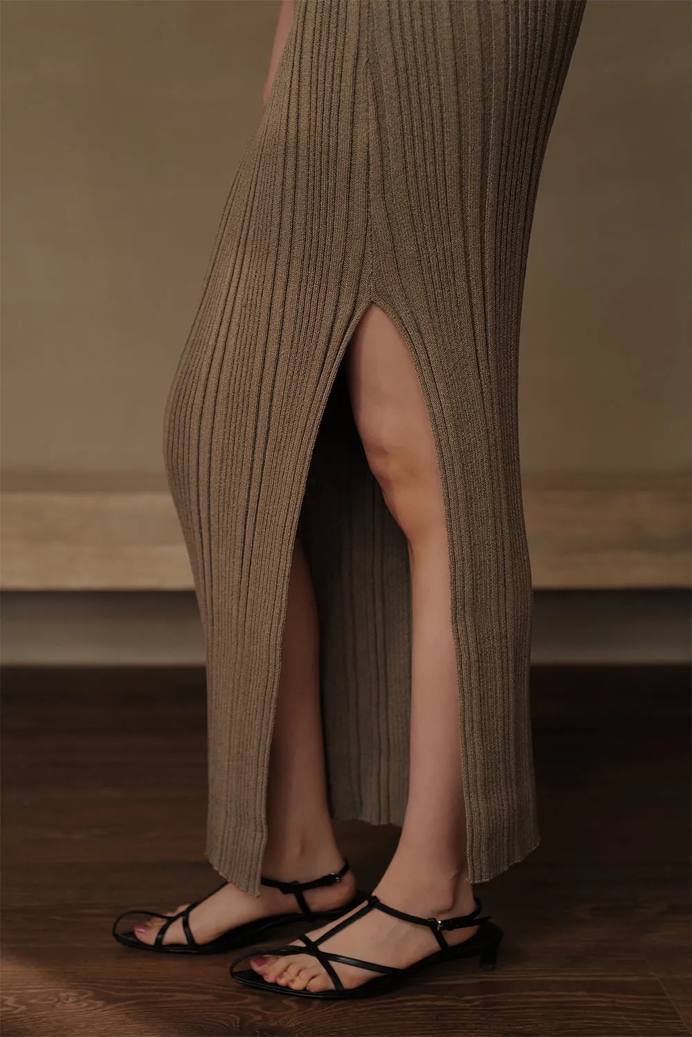 坑條針織側開岔裙<br>Wide Ribbed Knit Midi Skirt With Slit