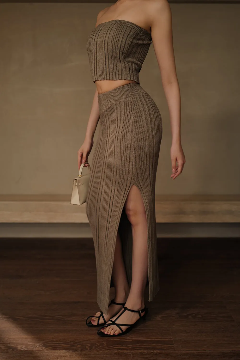坑條針織側開岔裙<br>Wide Ribbed Knit Midi Skirt With Slit